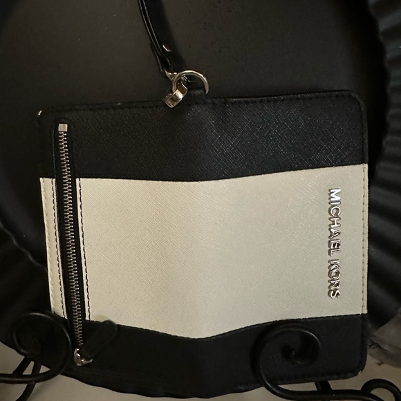 EUC Michael Kors wristlet with side zipper - Picture 7 of 7